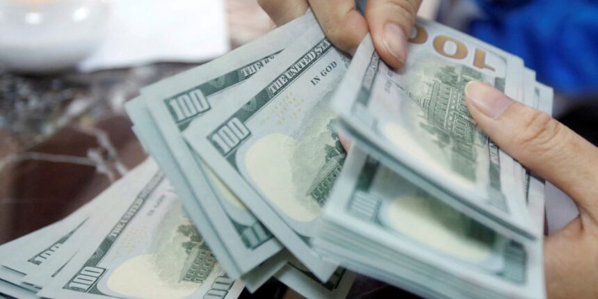 dolar-sobe-a-r$-5,30,-e-ibovespa-cai-2,25%-com-tensao-global