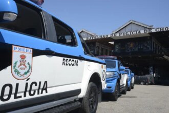 policial-militar-agride-estudantes-em-escola-estadual-no-rio