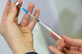 vacina-da-gripe-nao-aumenta-risco-da-doenca,-alerta-ministerio