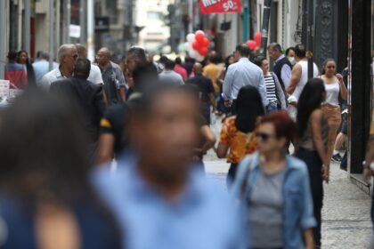 abono-salarial-comeca-a-ser-pago-para-nascidos-em-marco-e-abril