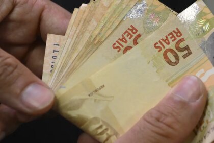 caixa-paga-bolsa-familia-a-beneficiarios-com-nis-de-final-8