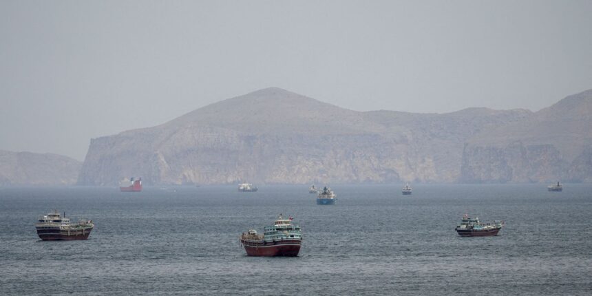 misseis-atingem-navio-de-guerra-dos-eua-que-tentava-entrar-em-ormuz