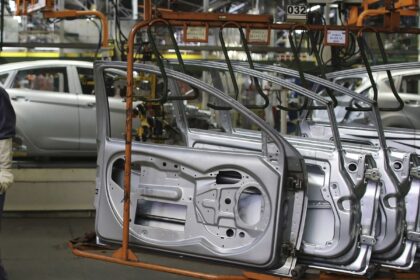 industria-nacional-varia-0,1%-em-marco-e-acumula-alta-de-3,1%-em-2026