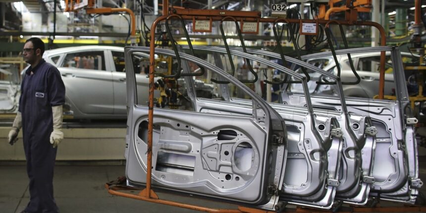 industria-nacional-varia-0,1%-em-marco-e-acumula-alta-de-3,1%-em-2026