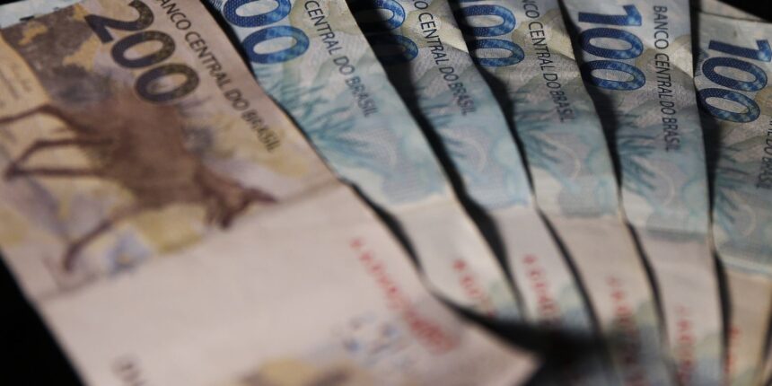 renda-media-das-familias-chega-a-r$-2.264-e-e-recorde-em-2025