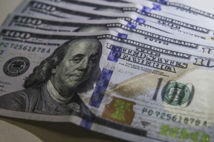 dolar-fecha-abaixo-de-r$-4,90-pela-primeira-vez-em-28-meses