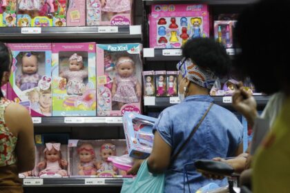 com-queda-do-dolar,-comercio-cresce-0,5%-em-marco-e-amplia-recorde