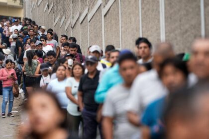 peru:-esquerda-enfrenta-fujimori-em-2o-turno-apos-apuracao-tumultuada