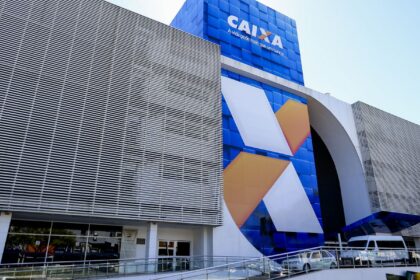 caixa-e-bb-liberam-abono-salarial-para-nascidos-em-maio-e-junho