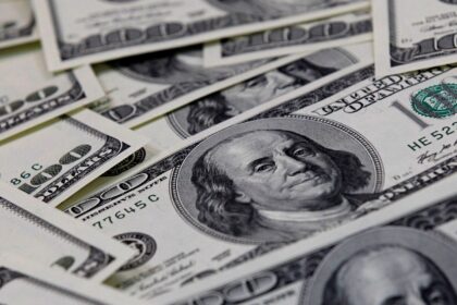 dolar-cai-para-r$-4,98,-e-bolsa-sobe-em-dia-de-alivio