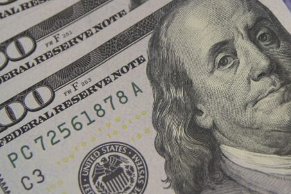 dolar-sobe-a-r$-5,06,-e-bolsa-cai-com-tensao-global-e-ruido-politico