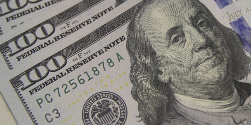 dolar-sobe-a-r$-5,06,-e-bolsa-cai-com-tensao-global-e-ruido-politico