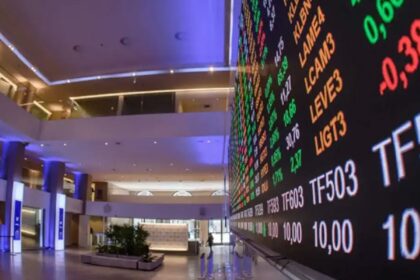 bolsa-atinge-menor-nivel-desde-janeiro-com-exterior-e-tensao-politica