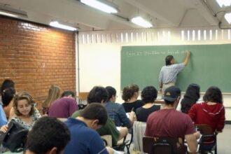 metade-dos-professores-formados-em-ead-tem-desempenho-insuficiente