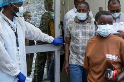 uganda-confirma-mais-tres-casos-de-ebola;-total-sobe-para-cinco