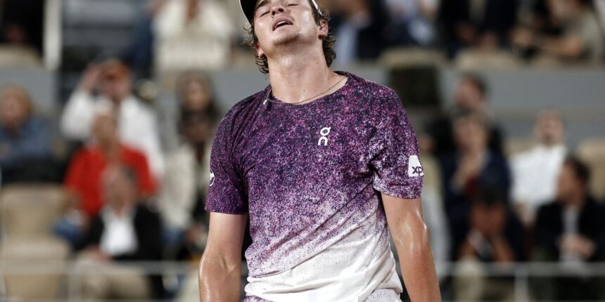 joao-fonseca-luta,-mas-da-adeus-a-roland-garros-apos-reves-para-mensik