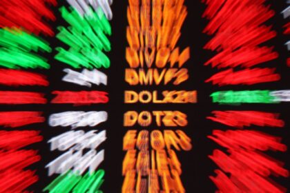 bolsa-sobe-1,16%,-e-dolar-cai-para-r$-5,-apesar-de-medida-dos-eua