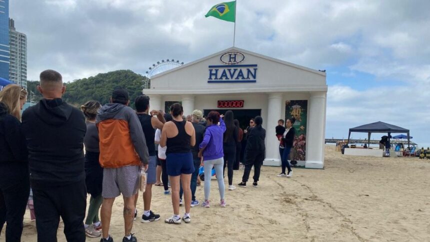 casa-da-havan-surge-na-praia-de-balneario-camboriu-e-misterio-gera-fila-de-curiosos