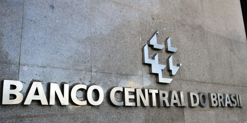 mercado-financeiro-eleva-previsao-da-selic-para-13,75%-ao-ano
