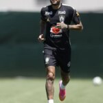 neymar-vai-a-campo-pela-primeira-vez-em-treino-da-selecao-brasileira