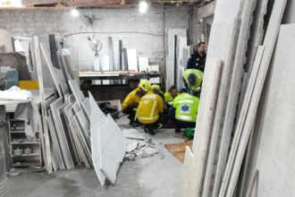 funcionarios-ficam-com-as-pernas-presas-apos-chapoes-de-marmore-despencarem-em-empresa-de-sc