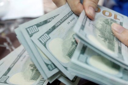 dolar-sobe-a-r$-5,20-e-volta-a-atingir-maior-valor-em-tres-meses