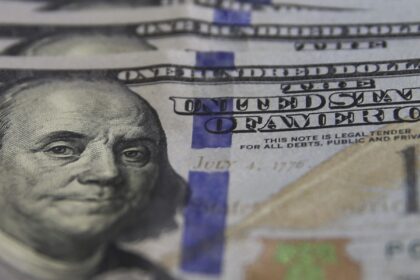 dolar-supera-r$-5,20,-e-bolsa-cai-com-expectativa-por-juros-nos-eua