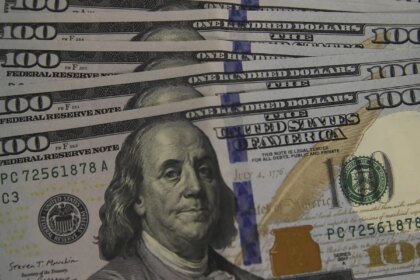 dolar-cai-a-r$-5,13,-e-bolsa-recua-em-dia-de-ajuste-no-mercado