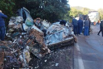 caminhao-tomba,-invade-pista-contraria-e-causa-grave-acidente-com-cinco-veiculos-na-br-386,-em-pouso-novo