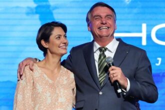 bolsonaro-da-aval-e-sai-em-defesa-de-candidatura-de-michelle-apos-disputas-familiares-com-flavio