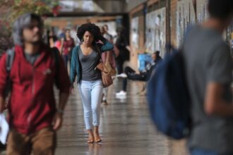 mais-de-54%-dos-graduandos-ja-abandonaram-curso-para-cuidar-dos-filhos