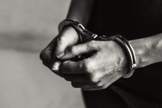 preso-que-fugir-nao-tera-mais-pena-prescrita:-camara-aprova-nova-lei-que-suspende-prazo-enquanto-reu-estiver-foragido