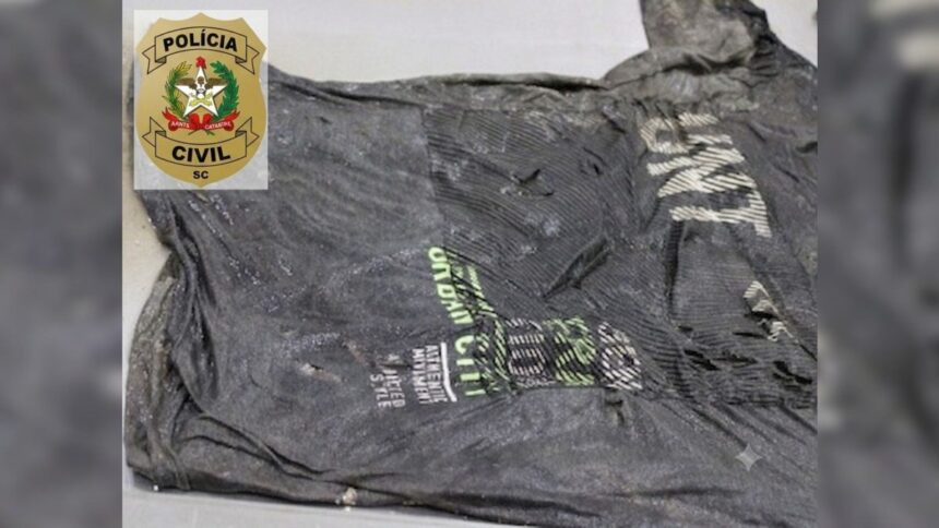 policia-civil-divulga-camiseta-de-homem-encontrado-enterrado-na-areia-para-tentar-identificar-vitima-em-sc