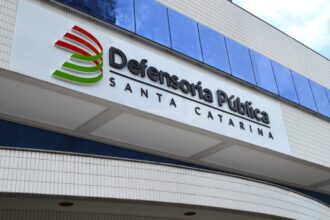 defensoria-de-sc-preve-r$-3,8-milhoes-para-pagamento-de-penduricalhos-em-programa-que-converte-folgas-em-dinheiro