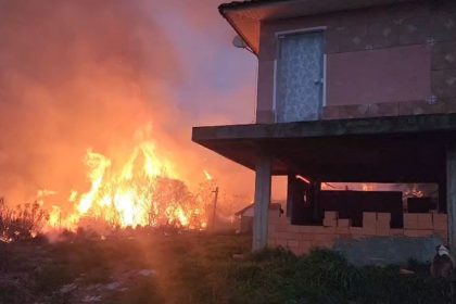 incendio-em-vegetacao-assusta-moradores-e-quase-atinge-casas-em-uma-das-cidades-mais-frias-do-brasil