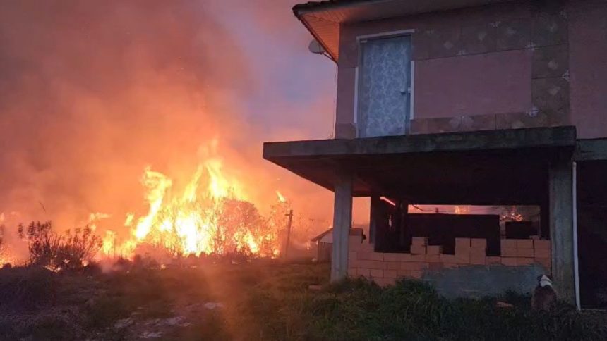 incendio-em-vegetacao-assusta-moradores-e-quase-atinge-casas-em-uma-das-cidades-mais-frias-do-brasil