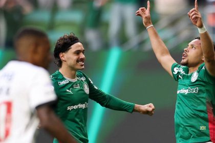 palmeiras-goleia-vasco-e-volta-a-abrir-frente-no-brasileirao:-4-a-1