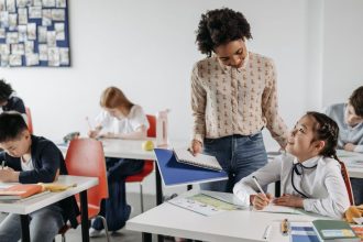 isencao-de-imposto-de-renda-para-professores-pode-ter-novas-regras-e-livrar-gratificacoes-da-cobranca;-veja-quem-pode-ter-direito-e-quais-valores-ficam-livres