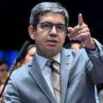 randolfe-acusa-flavio-bolsonaro-de-liderar-obstrucao-contra-votacao-da-pec-61