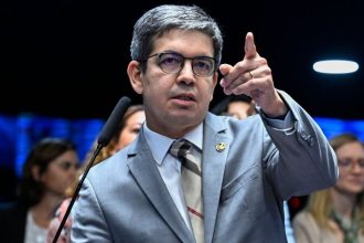 randolfe-acusa-flavio-bolsonaro-de-liderar-obstrucao-contra-votacao-da-pec-61