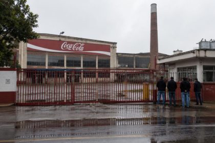 coca-cola-fecha-fabricas,-demite-mais-de-900-funcionarios-e-anuncia-mudancas-na-producao-de-bebidas-no-mundo