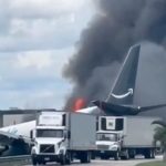 boeing-767-da-amazon-sai-da-pista,-atravessa-estrada-movimentada-e-pega-fogo-apos-pouso-em-miami;-voos-sao-interrompidos