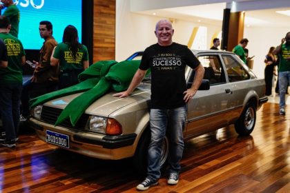 amigo-de-infancia-de-luciano-hang-ganhou-primeiro-carro,-ford-escort-gl-1984,-em-rifa-e-39-anos-depois-e-presenteado-com-veiculo-ao-completar-4-decadas-na-havan