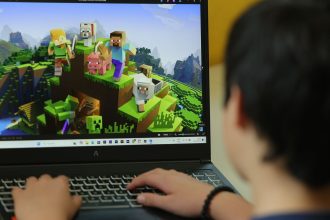olho-seco:-uso-excessivo-de-telas-entre-criancas-reduz-ato-de-piscar