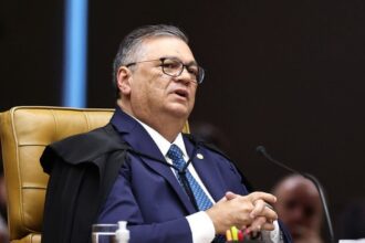 dino-pede-vista-e-adia-julgamento-de-moraes-em-meio-a-escalada-da-tensao-entre-ministros-do-stf