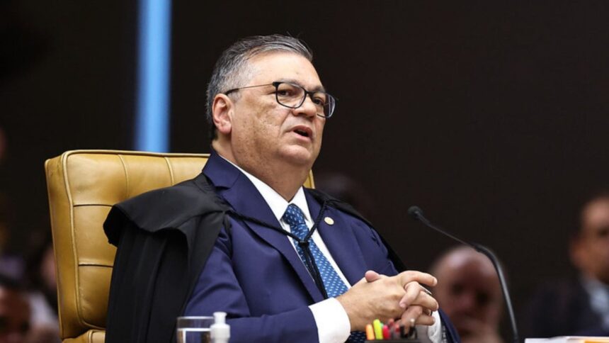 dino-pede-vista-e-adia-julgamento-de-moraes-em-meio-a-escalada-da-tensao-entre-ministros-do-stf