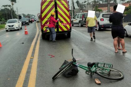 ciclista-morre-apos-colidir-contra-carroceria-de-carreta-durante-travessia-na-br-280-em-sc