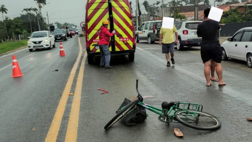 ciclista-morre-apos-colidir-contra-carroceria-de-carreta-durante-travessia-na-br-280-em-sc
