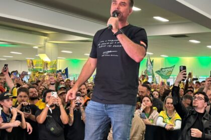 flavio-bolsonaro-fala-em-castracao-quimica-para-estupradores-e-protecao-as-mulheres-em-evento-em-chapeco