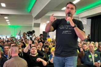 flavio-usa-camisa-com-trecho-de-carta-escrita-por-jair-bolsonaro-durante-comicio-do-pl-em-chapeco